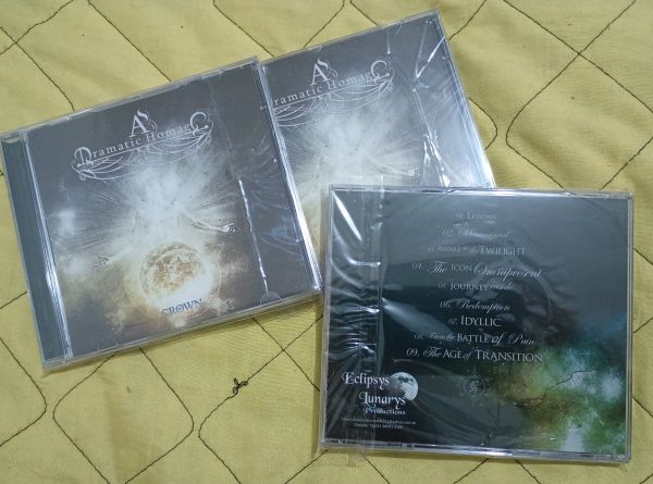 As Dramatic Homage(Bra)– Crown(Acrílico)